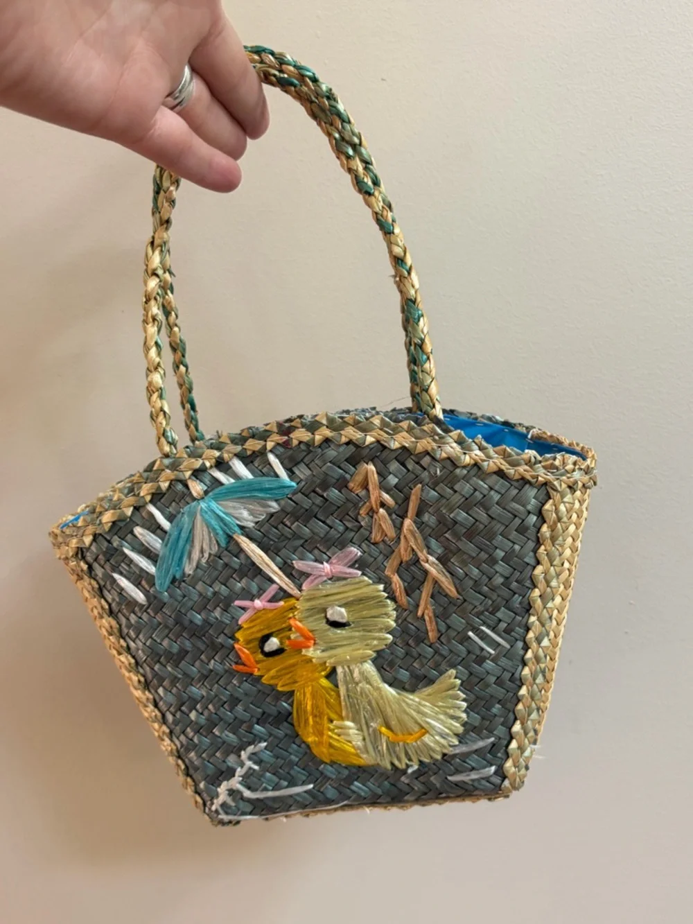 Vintage 1960s / 1970s Woven Straw Raffia Duckling Ducks with Umbrella Mini Purse - Picture 6 of 11